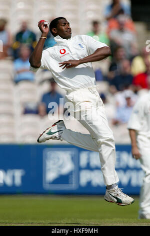 ALEX Tudor Inghilterra & SURREY CCC OLD TRAFFORD MANCHESTER 15 Giugno 2002 Foto Stock