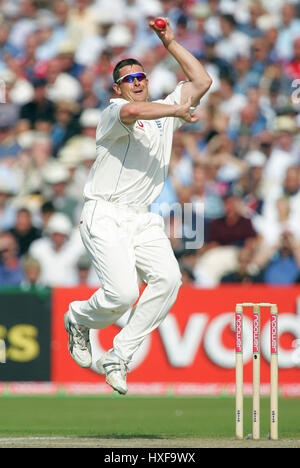 ASHLEY GILES INGHILTERRA & WARWICKSHIRE CCC OLD TRAFFORD MANCHESTER 12 Agosto 2005 Foto Stock