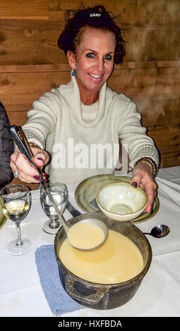 Il formaggio Cheddar e zuppa di birra servita a Sleigh Ride cena a Big White Ski Resort nel sud della British Columbia, Canada. Foto Stock