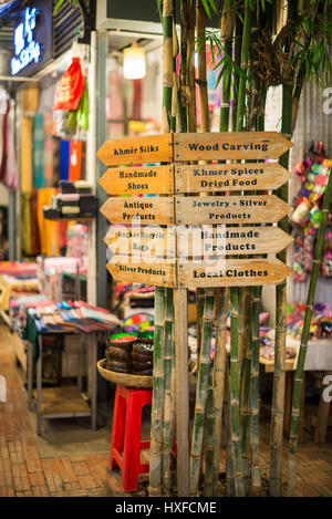 Negozio di souvenir nel mercato notturno, Siem Reap, Cambogia, in Asia. Foto Stock