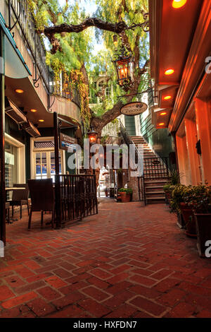 Laguna Beach, CA, Stati Uniti d'America - 26 Marzo 2017: cortile giardino con posti a sedere e di vita della pianta al di fuori del Watermarc ristorante e la Rue du Chocolat shop in L Foto Stock