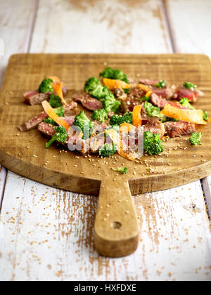 Le strisce di carne di manzo, broccoli e insalata di carote Foto Stock