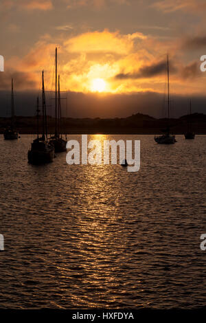 Il sole di setting lascia un percorso dorato sulle acque di Morro Bay lungo la costa centrale Californiana Foto Stock