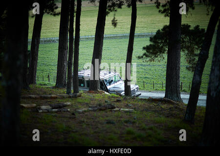 Gli agricoltori off road 4-4 la guida controllo magazzino in agriturismo Foto Stock