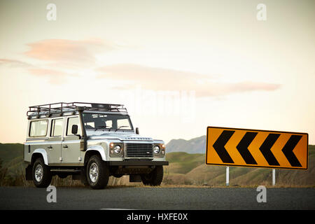 Gli agricoltori off road 4-4 la guida controllo magazzino in agriturismo Foto Stock