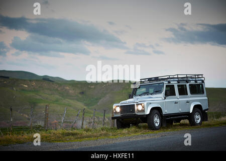 Gli agricoltori off road 4-4 la guida controllo magazzino in agriturismo Foto Stock