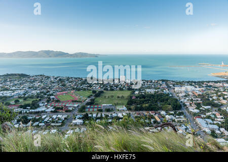 Townsville e Magnetic Island in la distanza dal punto di vista elevato di Castle Hill, North Queensland, Australia Foto Stock