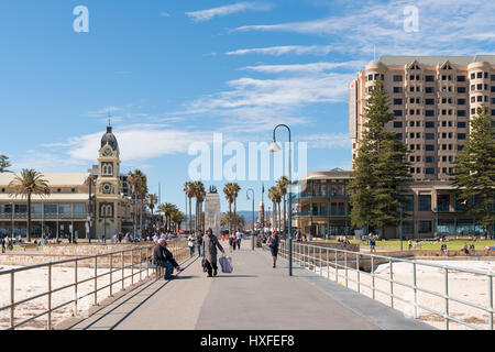 I turisti e i locali presso la bellissima Adelaide sobborgo sulla spiaggia di Glenelg, Sud Australia Foto Stock