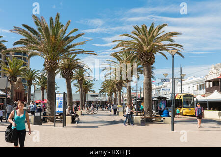 Acquirenti e turisti in piazza Moseley ad Adelaide il sobborgo sulla spiaggia di Glenelg, Sud Australia Foto Stock