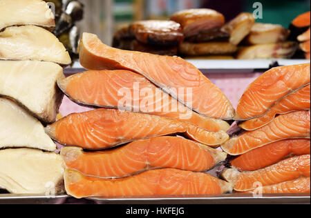 Mercato Agricolo - assortimento di pesce salato e affumicato di colore rosso e bianco (salmone, balyk) Foto Stock