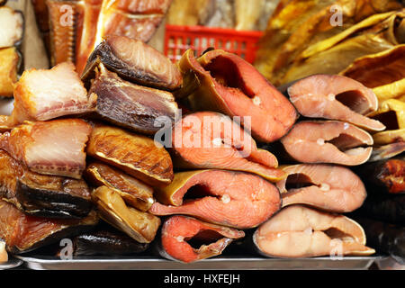 Mercato Agricolo - assortimento di pesce salato e affumicato di colore rosso e bianco (salmone, balyk) Foto Stock