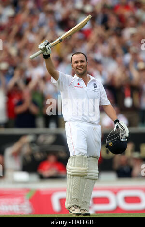 JONATHAN TROTT CELEBRA IL SUO 5TH CENERI TEST MATCH Il Brit Oval Londra Inghilterra 22 Agosto 2009 Foto Stock