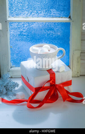 Godetevi la vostra cioccolata calda con marshmallows per Natale Foto Stock