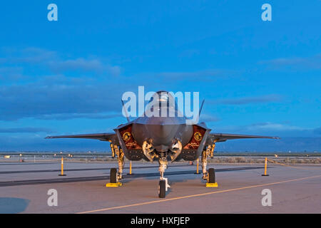 Aereo air show aerei di guerra a Los Angeles Air Show compresi WWII fighters, F-35 Stealth fulmini caccia, bombardieri e drone aerei. Foto Stock