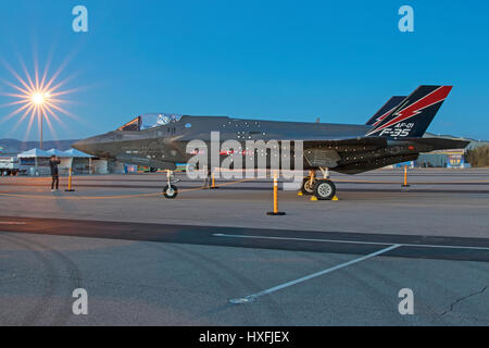 Aereo air show aerei di guerra a Los Angeles Air Show compresi WWII fighters, F-35 Stealth fulmini caccia, bombardieri e drone aerei. Foto Stock