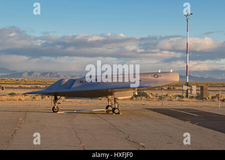 Aereo air show aerei di guerra a Los Angeles Air Show compresi WWII fighters, F-35 Stealth fulmini caccia, bombardieri e drone aerei. Foto Stock