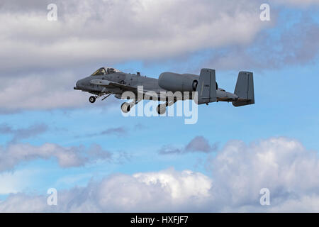 Aereo air show aerei di guerra a Los Angeles Air Show compresi WWII fighters, F-35 Stealth fulmini caccia, bombardieri e drone aerei. Foto Stock