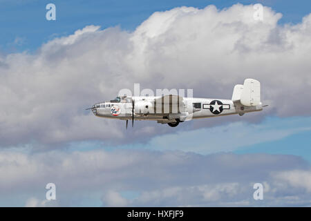 Aereo air show aerei di guerra a Los Angeles Air Show compresi WWII fighters, F-35 Stealth fulmini caccia, bombardieri e drone aerei. Foto Stock