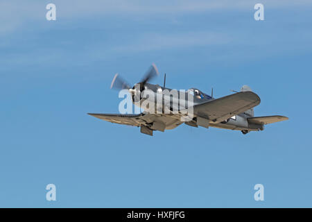 Aereo air show aerei di guerra a Los Angeles Air Show compresi WWII fighters, F-35 Stealth fulmini caccia, bombardieri e drone aerei. Foto Stock