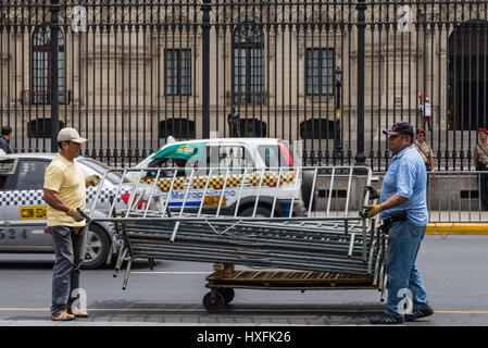 Equipaggio di lavoro impostazione delle barricate di fronte al palazzo del governo. Lima, Perù. Foto Stock