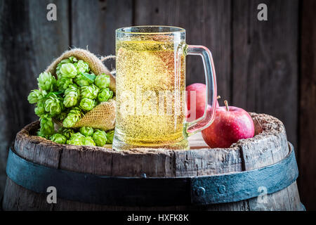 Fresca birra sidro di mele, luppolo e grano Foto Stock