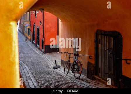 Scatti attraverso un arco a Gamla Stan (la città vecchia) in Stoccolma Svezia Foto Stock