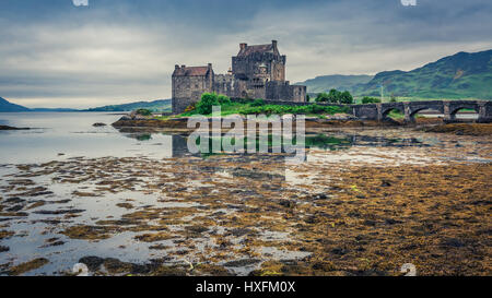 Tramonto mozzafiato sul loch al Castello Eilean Donan, Scozia Foto Stock