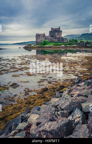 Tramonto mozzafiato sul lago al Castello Eilean Donan, Scozia Foto Stock