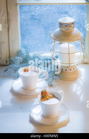 Relax nella cioccolata calda due gingerbread man per Natale Foto Stock