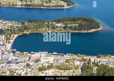 Vista aerea del centro città di Queenstown e la baia di Queentown dal lago Wakatiputhe nella regione di Otago dell'Isola Sud della Nuova Zelanda. Foto Stock