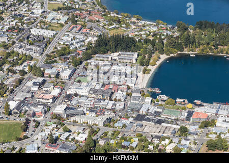 Vista aerea del centro città di Queenstown e la baia di Queentown dal lago Wakatiputhe nella regione di Otago dell'Isola Sud della Nuova Zelanda. Foto Stock