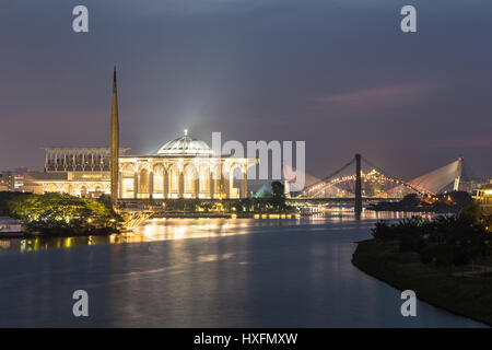 Masjid Tuanku Mizan Zainal Abidin (ferro moschea) e altri punti di riferimento vista da seri Wawasan ponte a twillight in Putrajaya, del personale amministrativo c Foto Stock