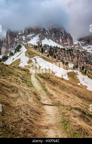 Sentiero di montagna nella coperta di neve Dolomiti, Italia Foto Stock