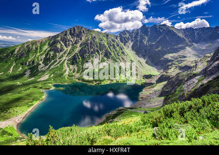 Bellissima alba a Czarny Staw Gasienicowy in montagne polacche Foto Stock