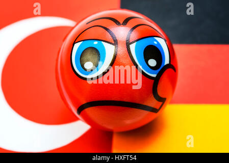 Le bandiere della Germania e Turchia con Schlechter-Laune-Smiley, crisi in tedesco relazioni Turco, Fahnen von Deutschland und der TÃ¼rkei mit Schlechte Foto Stock