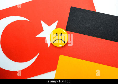 Le bandiere della Germania e Turchia con Schlechter-Laune-Smiley, crisi in tedesco relazioni Turco, Fahnen von Deutschland und der TÃ¼rkei mit Schlechte Foto Stock