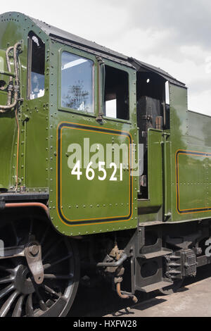 LMS Ivatt Classe 2F motore a vapore, qui in BR 2MT livrea come 46521, in corrispondenza del motore capannone a Loughbrough stazione ferroviaria sulla Grande Stazione Centrale. Foto Stock