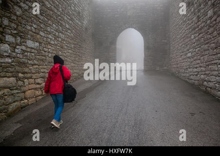 Erice, Trapani, Sicilia, Italia - Vista della città nella nebbia, Porta Trapani Foto Stock