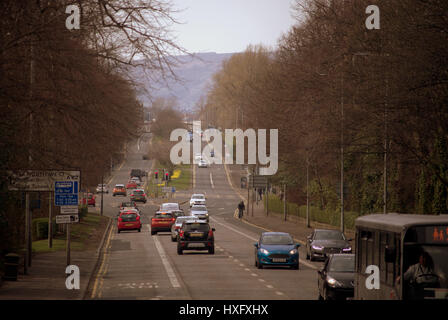 Il traffico su Great Western Road, Glasgow Foto Stock