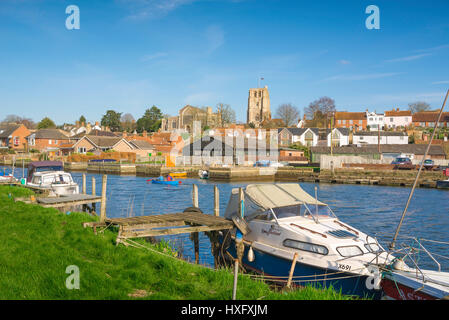 Beccles Suffolk, tempo libero barche ormeggiate lungo il fiume Waveney sulla Norfolk, Suffolk confine con il Suffolk città di Beccles nella distanza, REGNO UNITO Foto Stock