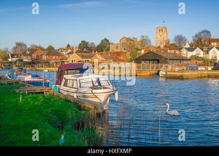 Beccles Suffolk, vista delle barche per il tempo libero ormeggiate lungo il fiume Waveney sul confine Norfolk Suffolk vicino a Beccles, Suffolk, Regno Unito. Foto Stock