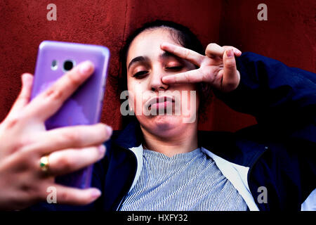 Teenage ragazza spagnola prendendo selfies, Barcelona, Spagna. Foto Stock