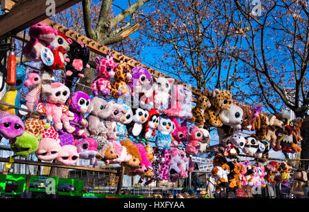 ,Di Berlino Prenzlauer Berg. Mauer Park, Wall park, un famoso parco pubblico. Stallo Fleamarket Vendita di giocattoli morbidi Foto Stock