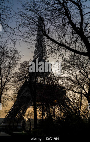 Silhouette della Torre Eiffel, Paris, Francia. Prese a tarda sera poco prima del tramonto nel 2015. Foto Stock