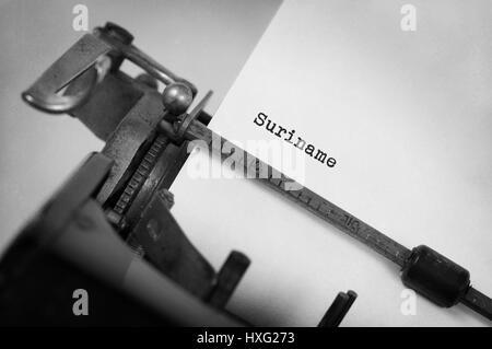 Iscrizione fatta dalla macchina da scrivere vintage, paese, Suriname Foto Stock