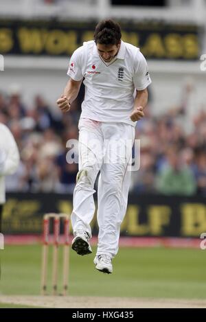 JAMES ANDERSON CELEBRA INGHILTERRA V NUOVA ZELANDA TRENT BRIDGE NOTTINGHAM INGHILTERRA 06 Giugno 2008 Foto Stock