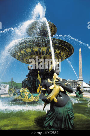 La fontana della navigazione marittima a Place de la Concorde a Parigi, Francia 2013. L'obelisco di Luxor e la chiesa della Madeleine sullo sfondo. Foto Stock