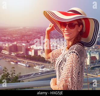 Giovane donna godendosi il panorama di Budapest nel tramonto, Ungheria Foto Stock