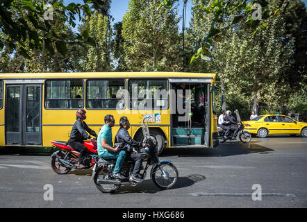 Yello bus pubblico su Khayyam Street nella città di Teheran, capitale dell'Iran e Teheran Provincia Foto Stock