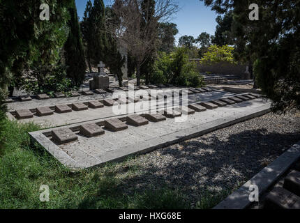 Graves sul polacco parte del cimitero Doulab a Tehran, principale e più grande luogo di sepoltura di rifugiati polacchi in Iran nel periodo di WW2 Foto Stock